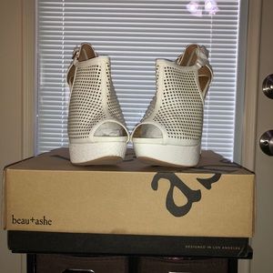 White stiletto heels never worn still n box.